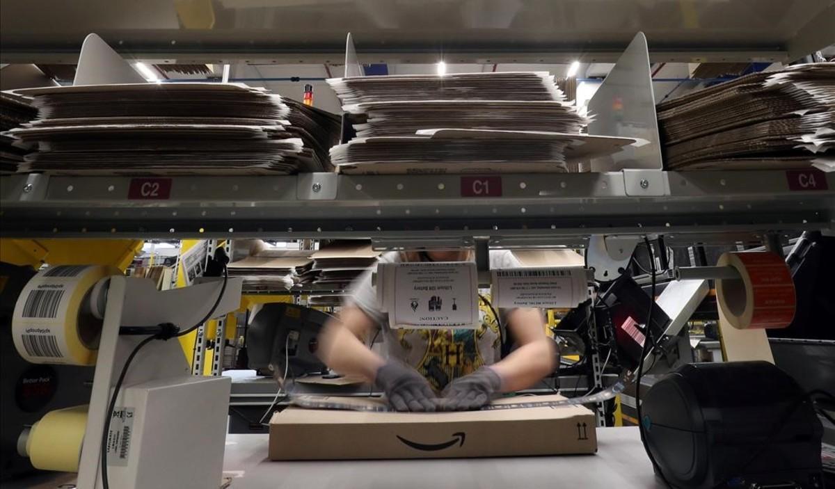 zentauroepp42522608 a worker packages an order at amazon distribution center in 180706110158 zentauroepp42522608 a worker packages an order at amazon distribution center in 180706110158