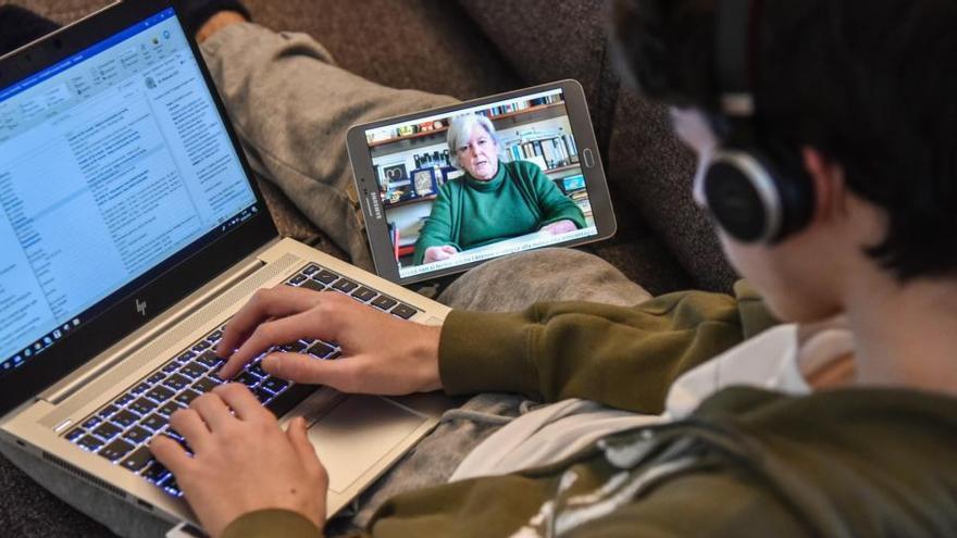 Un estudiante sigue las clases online durante el confinamiento