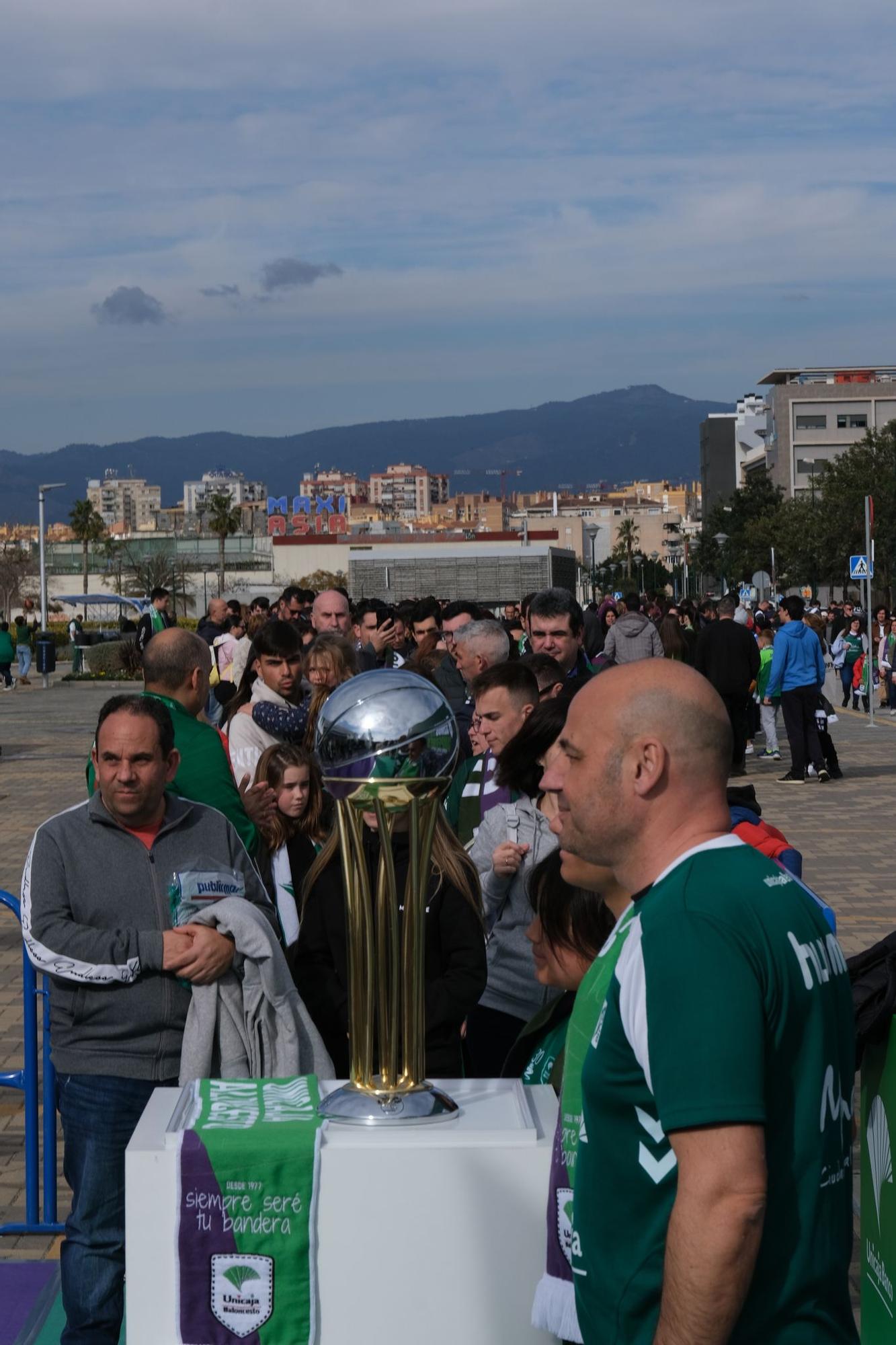 La afición celebra el título de Copa en la previa del Unicaja - Girona