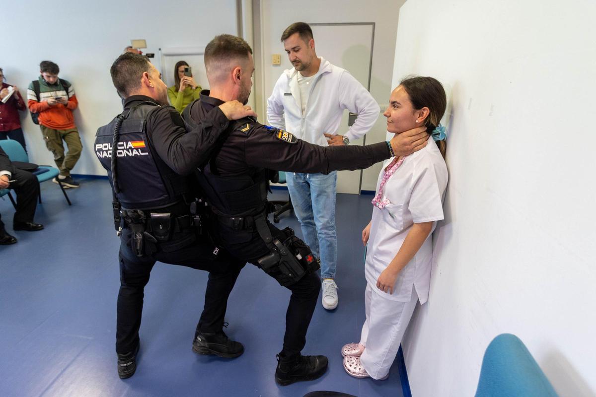 La Policía Nacional enseña a médicos y enfermeras a defenderse ante posibles agresiones de pacientes