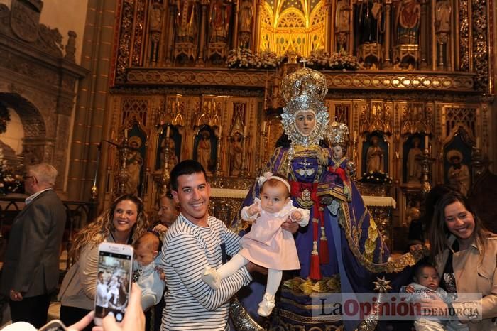 Los niños pasan por el manto de la Fuensanta