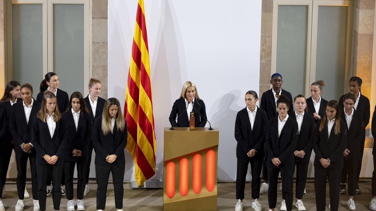 El Barça femenino recibe la medalla de oro del Parlament