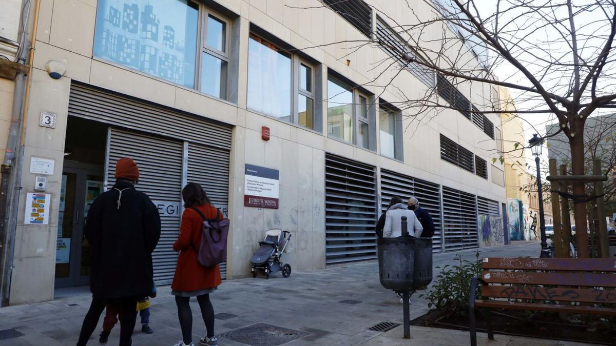 Fachada del CEIP Santa Teresa de Ciutat Vella. | FERNANDO BUSTAMANTE