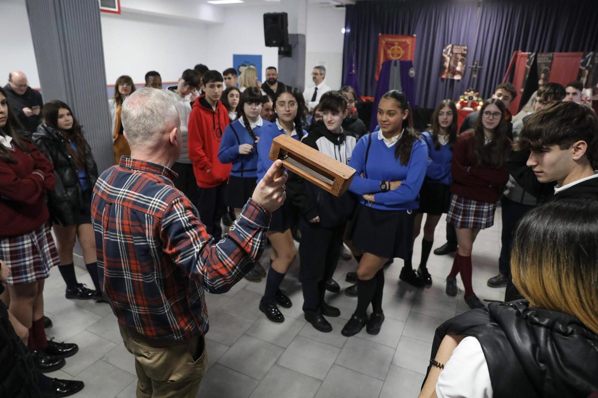 Los cofrades de Gijón buscan nuevos penitentes en el colegio San Miguel (en imágenes) Los cofrades de Gijón buscan nuevos penitentes en el colegio San Miguel (en imágenes)