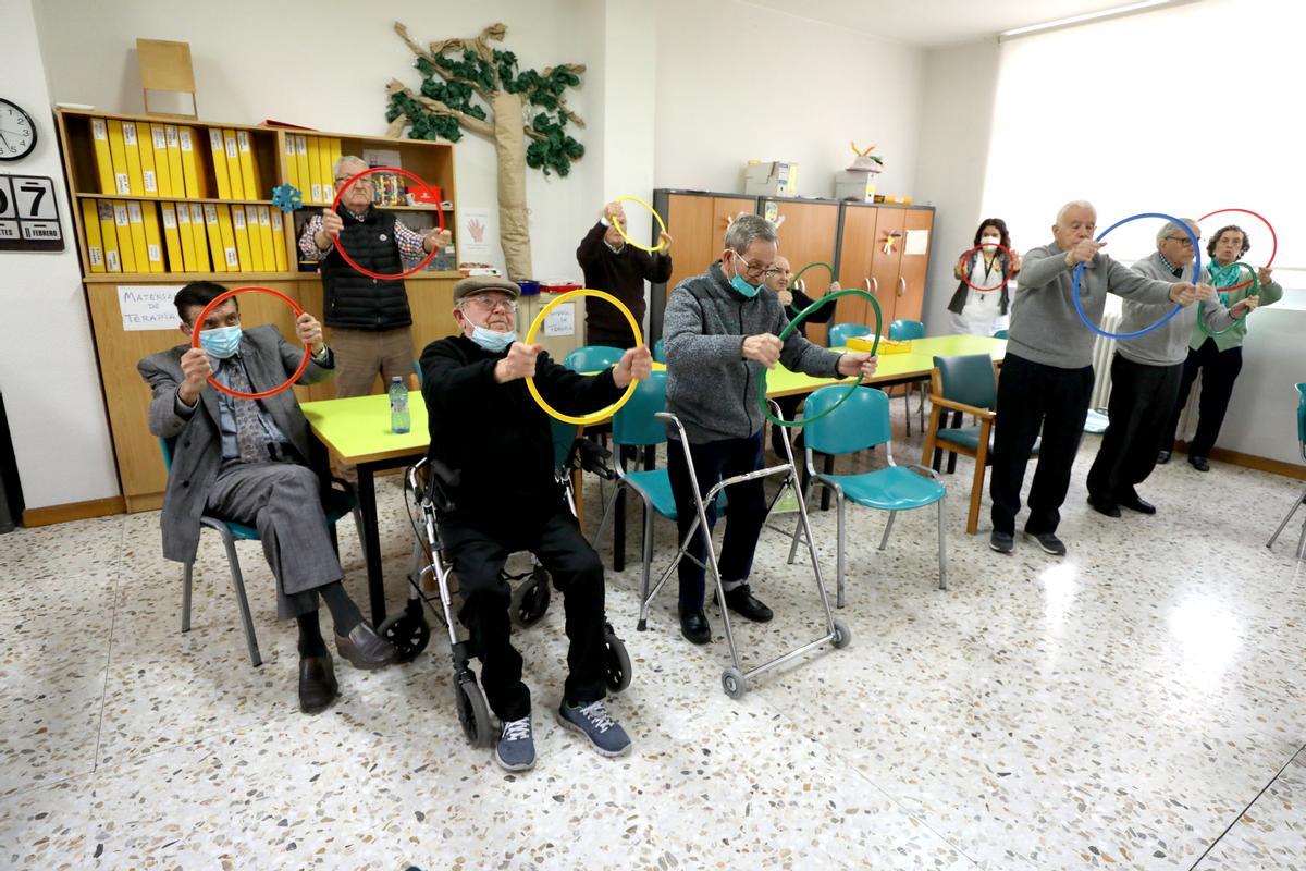 Los usuarios del centro de día para mayores Los Sitios, ejercitándose.