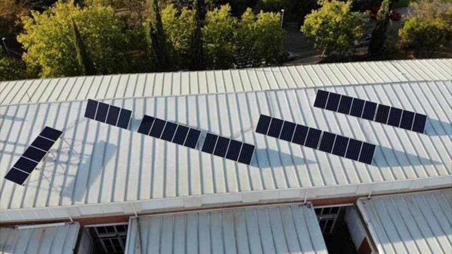 La Junta instala en varios de sus edificios paneles fotovoltaicos