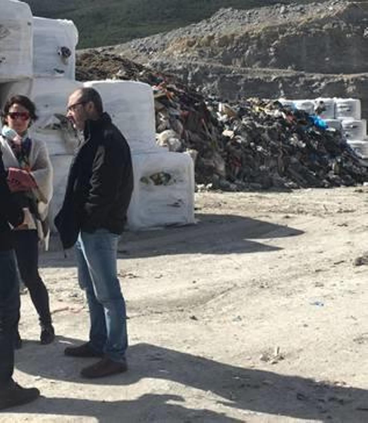 Basura sin tratar al fondo.