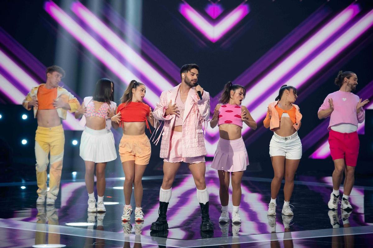 Actuación de Agoney interpretando 'Quiero arder'