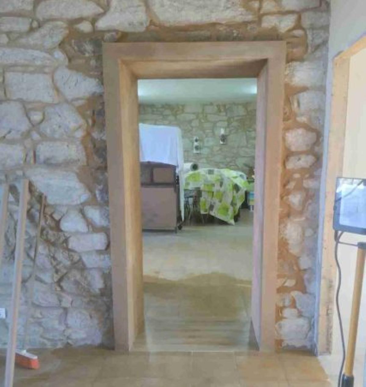 Puerta abierta en el local para acceder a la cocina.