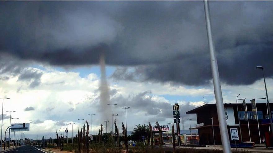 Imagen del tornado captada desde La Manga