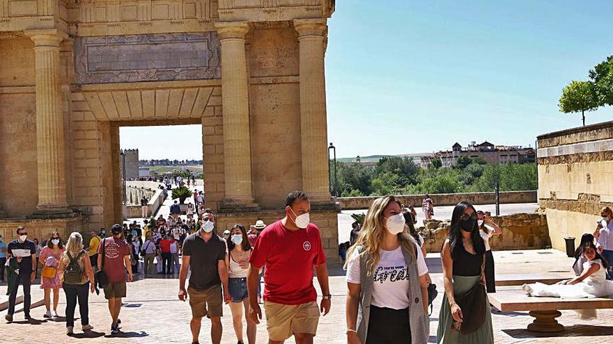 Turistas junto a la Puerta del Puente.