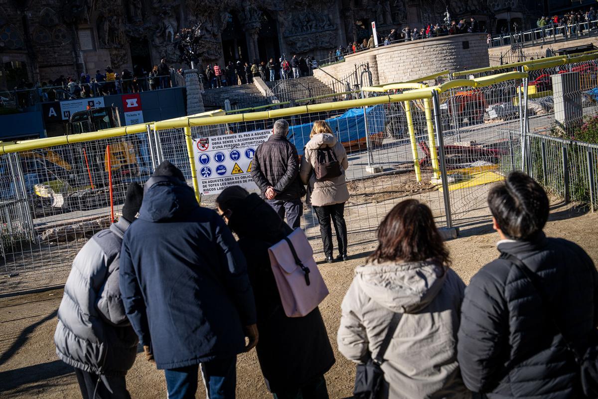 Barcelona 06/01/2026 Barcelona. Obras en la calle Marina, frente a la Sagrada Familia, para convertir ese tramo en una plaza delante del templo, y obstáculos al tráfico en las calles Marina. Entre Mallorca y provenza. AUTOR: MANU MITRU