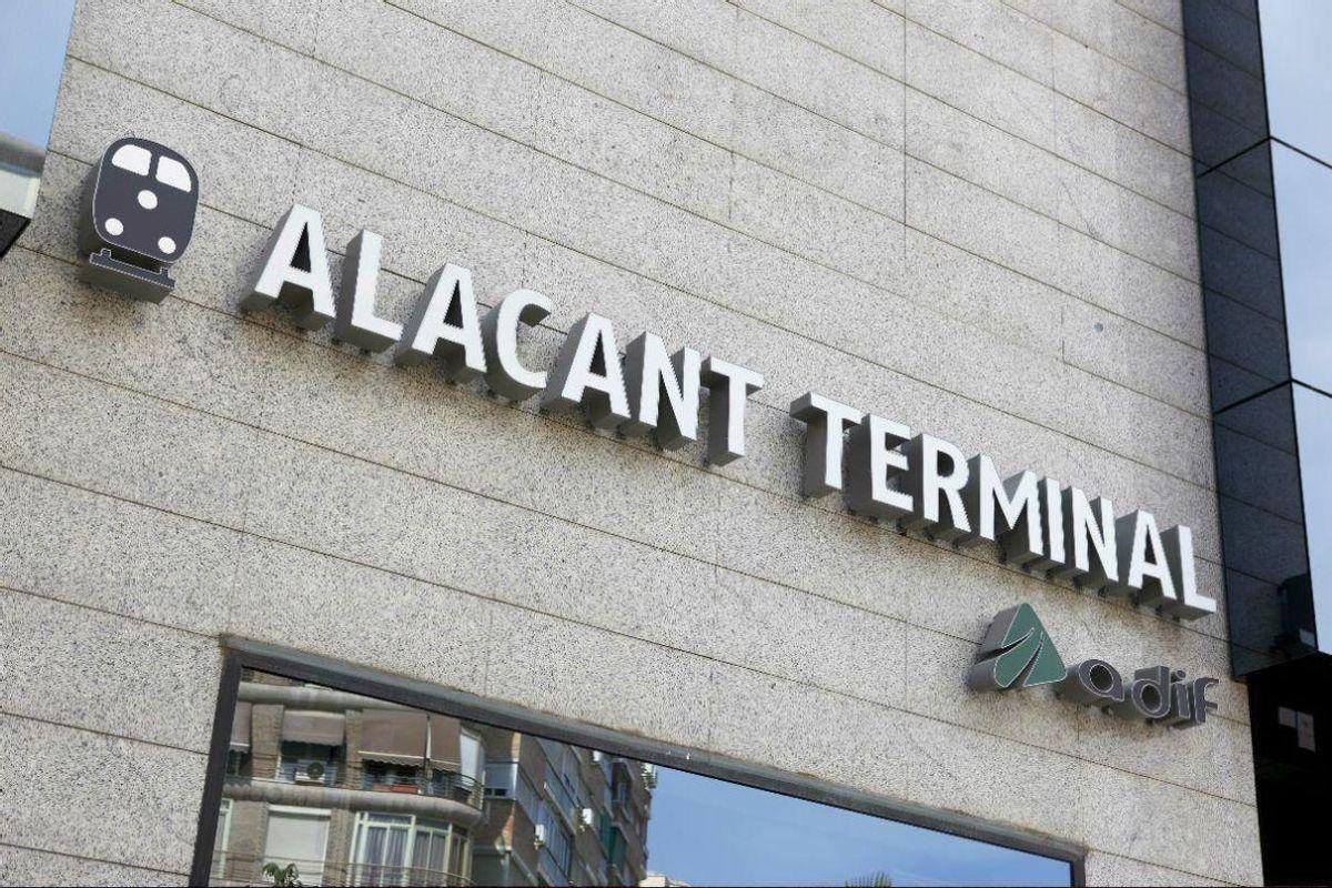 El letrero de la estación "Alicante-Terminal".