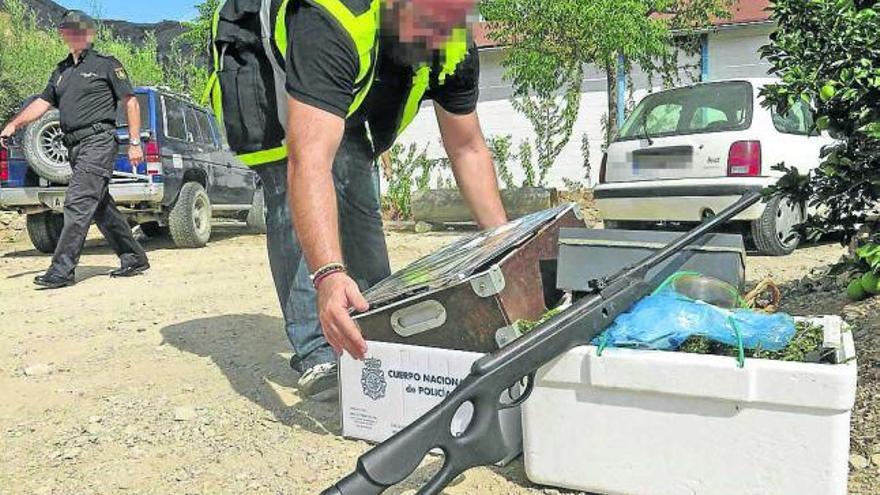 Agentes de la Comisaría de Orihuela recogen el arma y utensilios para fabricar droga.