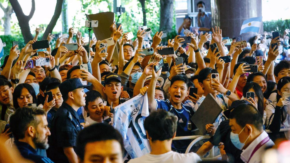 Fans de Messi lo reciben a gritos en el hotel de Pekín, junto a la selección argentina