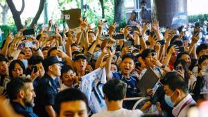 Fans de Messi lo reciben a gritos en el hotel de Pekín, junto a la selección argentina