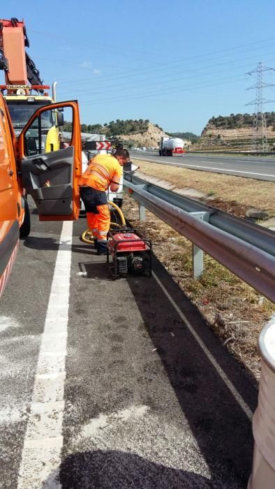 Imágenes del camión cargado con sosa caústica y accidentado hoy en la AP-7, a la altura de Sagunt.