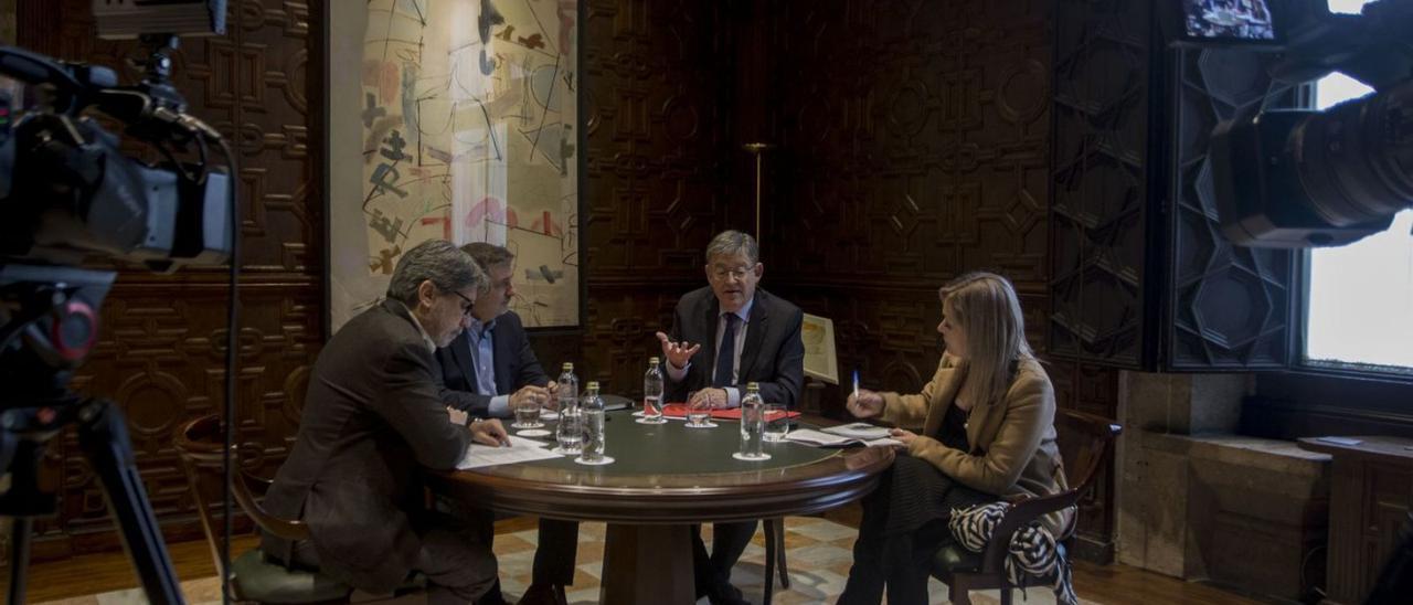 Puig, durante la entrevista, en la antesala de su despacho en el Palau de la Generalitat. | FERNANDO BUSTAMANTE