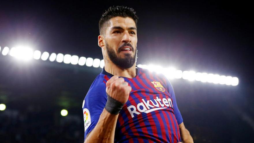 Luis SuÃ¡rez celebra su tercer gol ante el Betis.