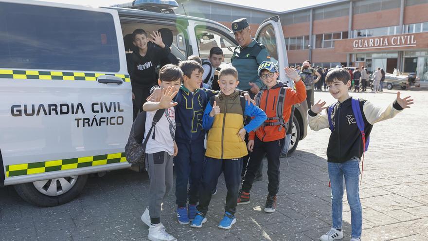 La Guardia Civil de Cáceres muestra a 600 escolares su trabajo
