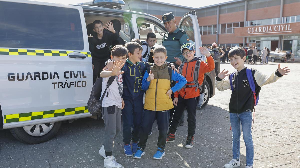 La Guardia Civil de Cáceres muestra a 600 escolares su trabajo