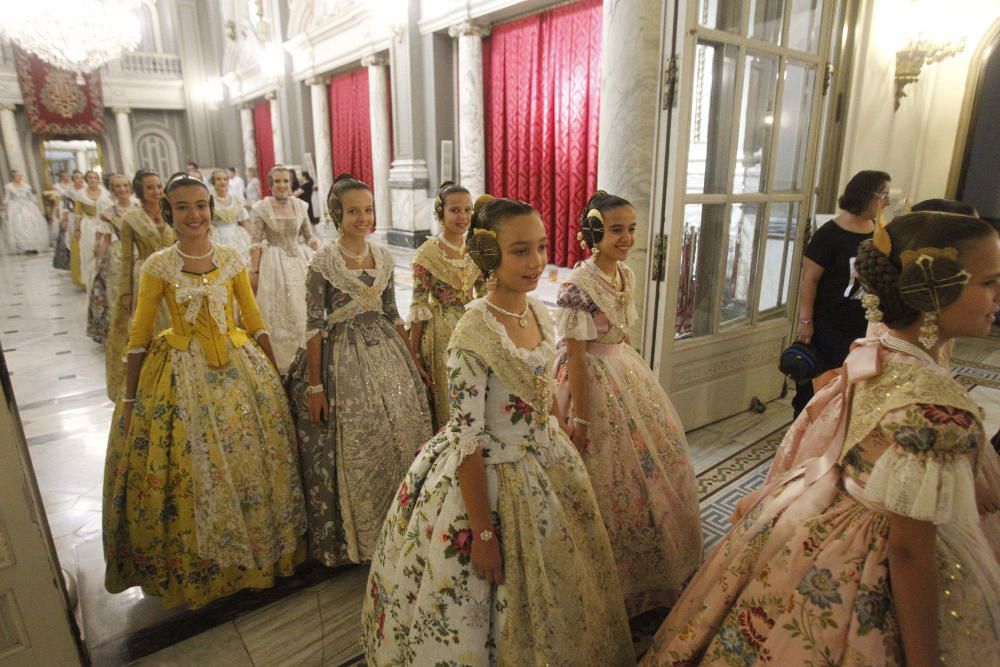 Las cortes de honor ensayan la proclamación de las falleras mayores