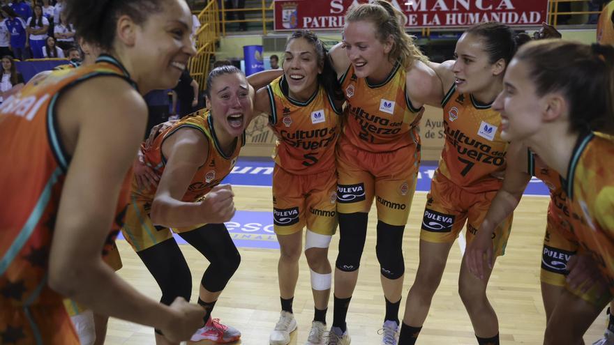 Christina Ovina: Kolekcjoner tytułów