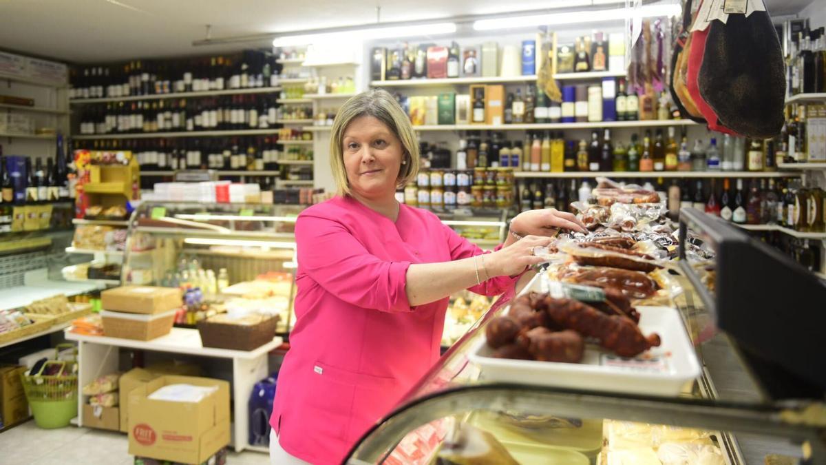 Isabel Anidos, propietaria de El Riojano, el ultramarinos más antiguo de A Coruña que cumple 130 años.