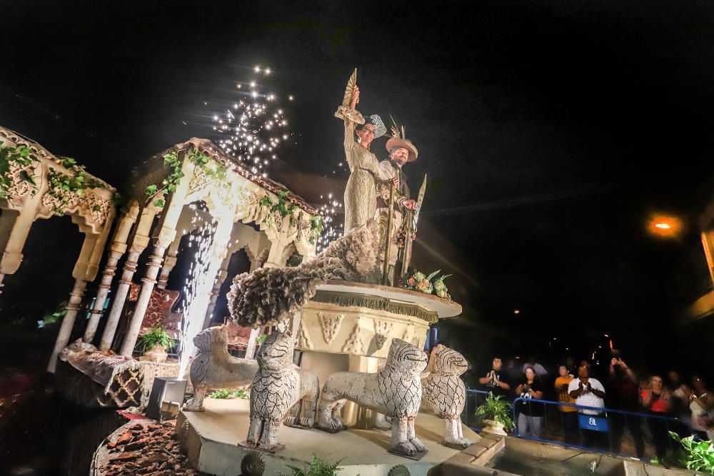 La Entrada Cristiana culmina una espectacular trilogía festera en Almoradí