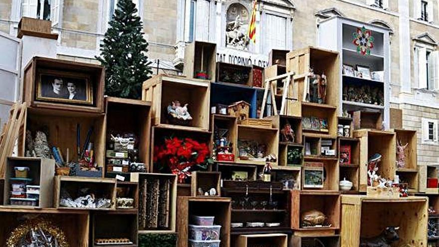 El polèmic pessebre de la plaça Sant Jaume, creat per Paula Bosch.