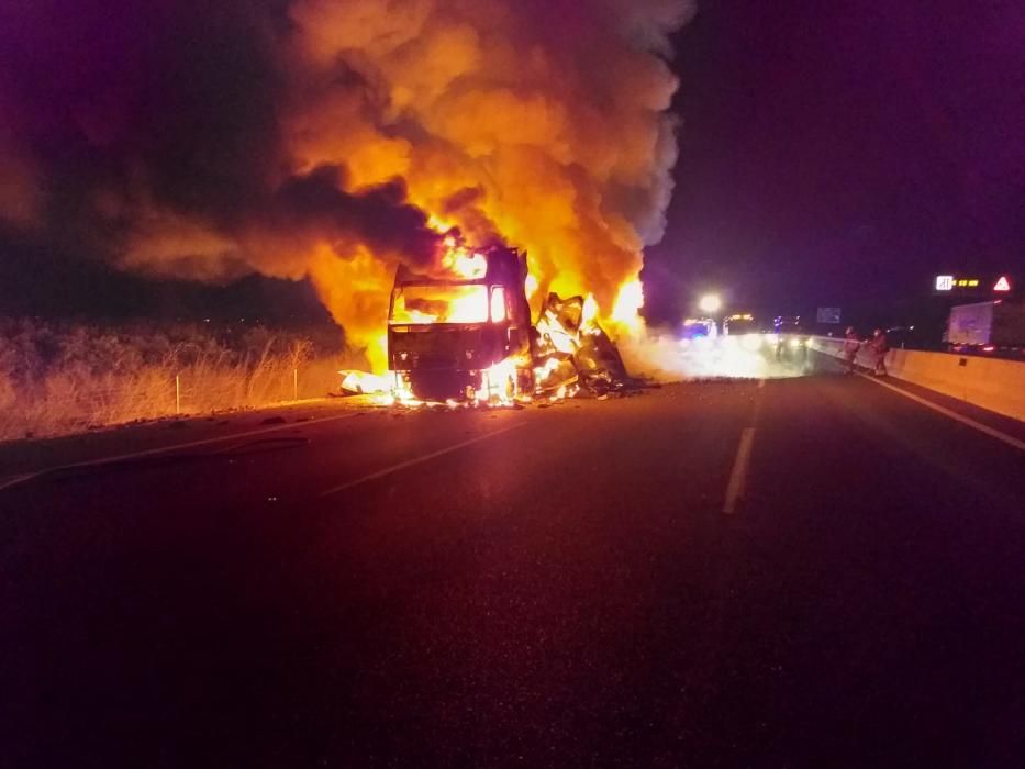 Arden de madrugada dos camiones mientras transitaban por la A-7