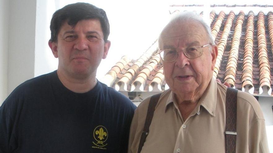 José Suárez con el gran experto filatélico malagueño Félix Gómez-Guillamón Malaver, fallecido en 2021, al que en esta 61 edición homenajea el Círculo Filatélico de Málaga.