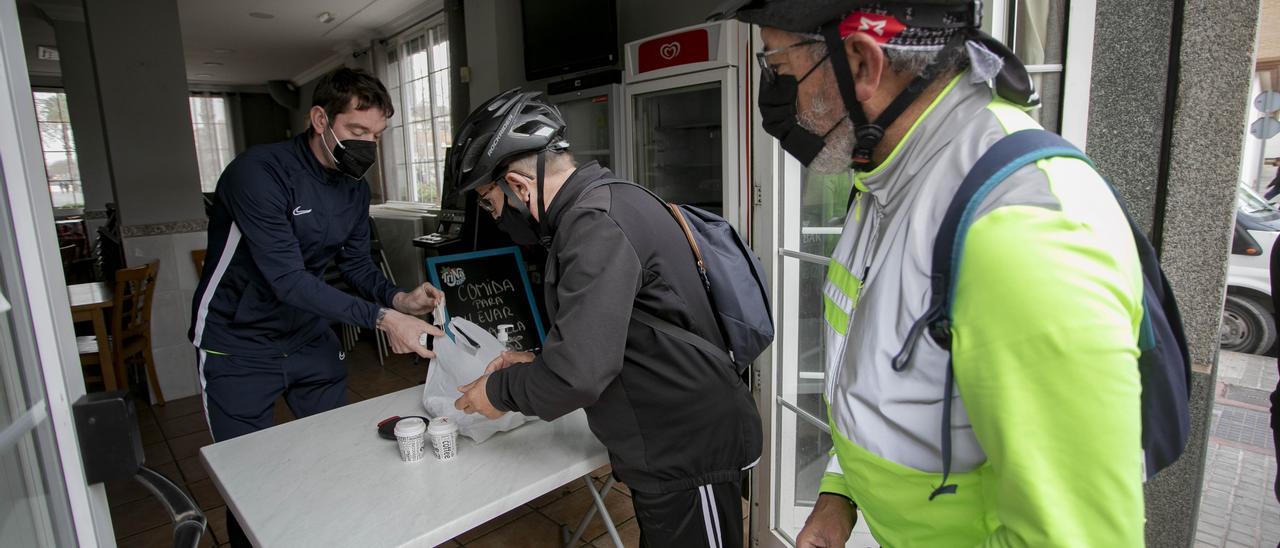 Un bar sirviendo comidas para llevar.