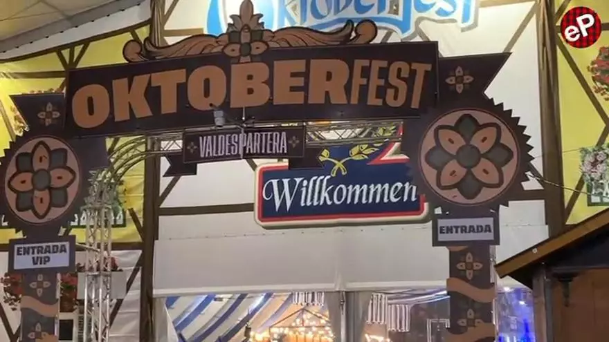 Juan Pernía (camarero de sala de la Oktoberfest): "Trabajar con gente que conoces ayuda a pasárselo sumamente bien"