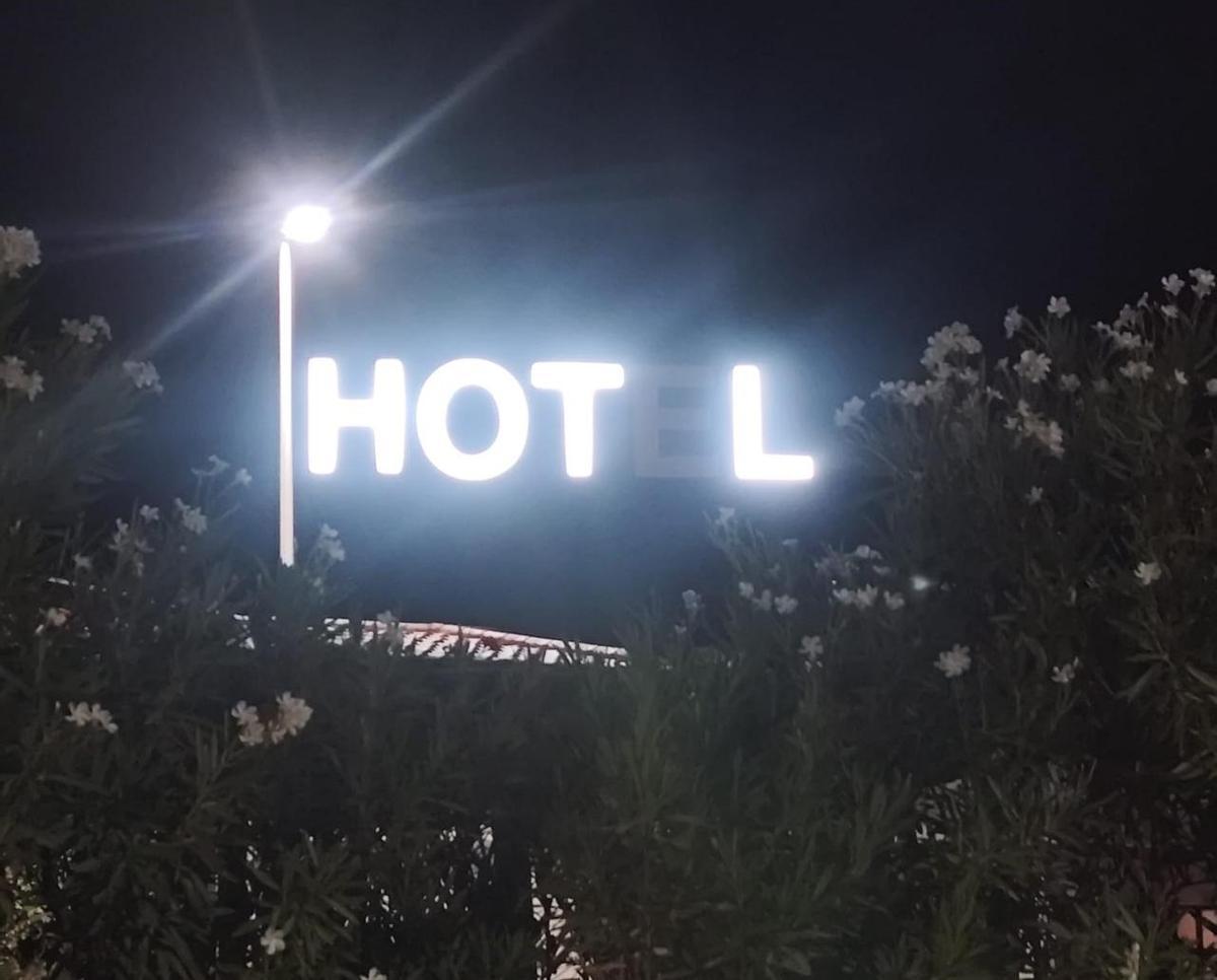 Tuvieron que hacer noche en un hotel de carretera ante la imposibilidad de regresar a casa.