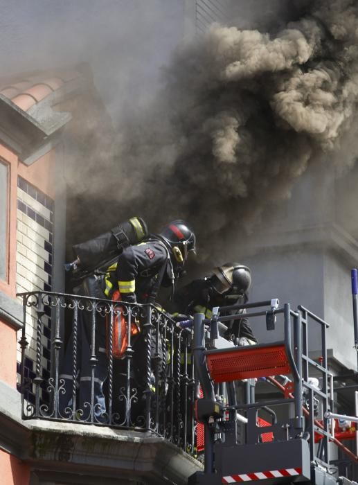 Incendio en un edificio de la calle Los Moros en Gijón