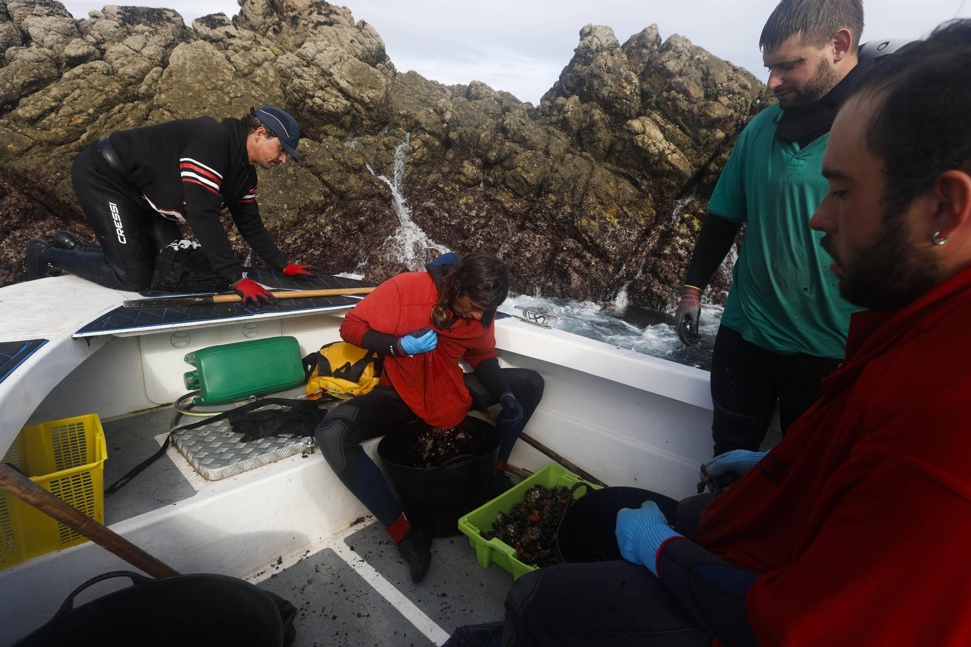 EN IMÁGENES: Así es la dura jornada de los perceberos del cabo Peñas: un oficio de alto riesgo a merced de las olas