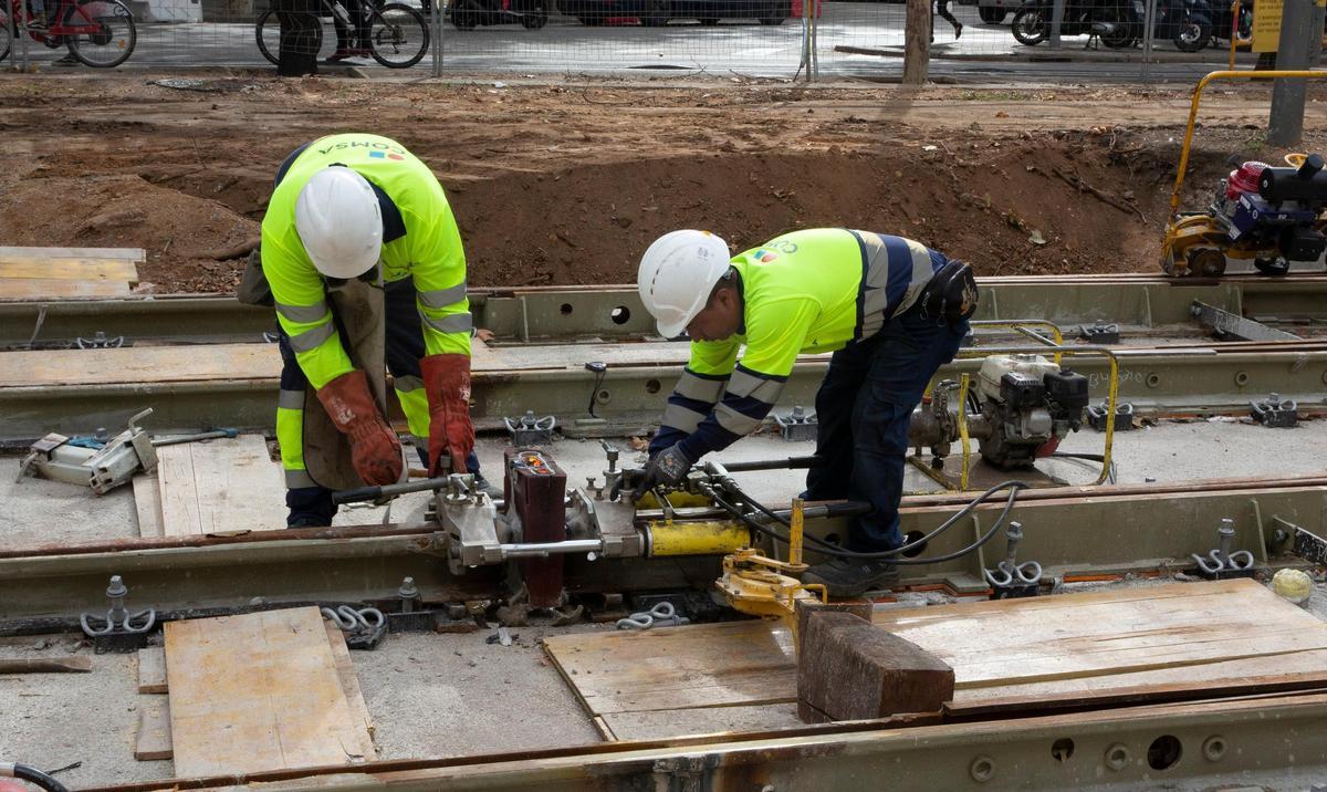 Soldadura del último tramo de vía de la primera fase del tranvía por la Diagonal, el pasado 9 de novimebre