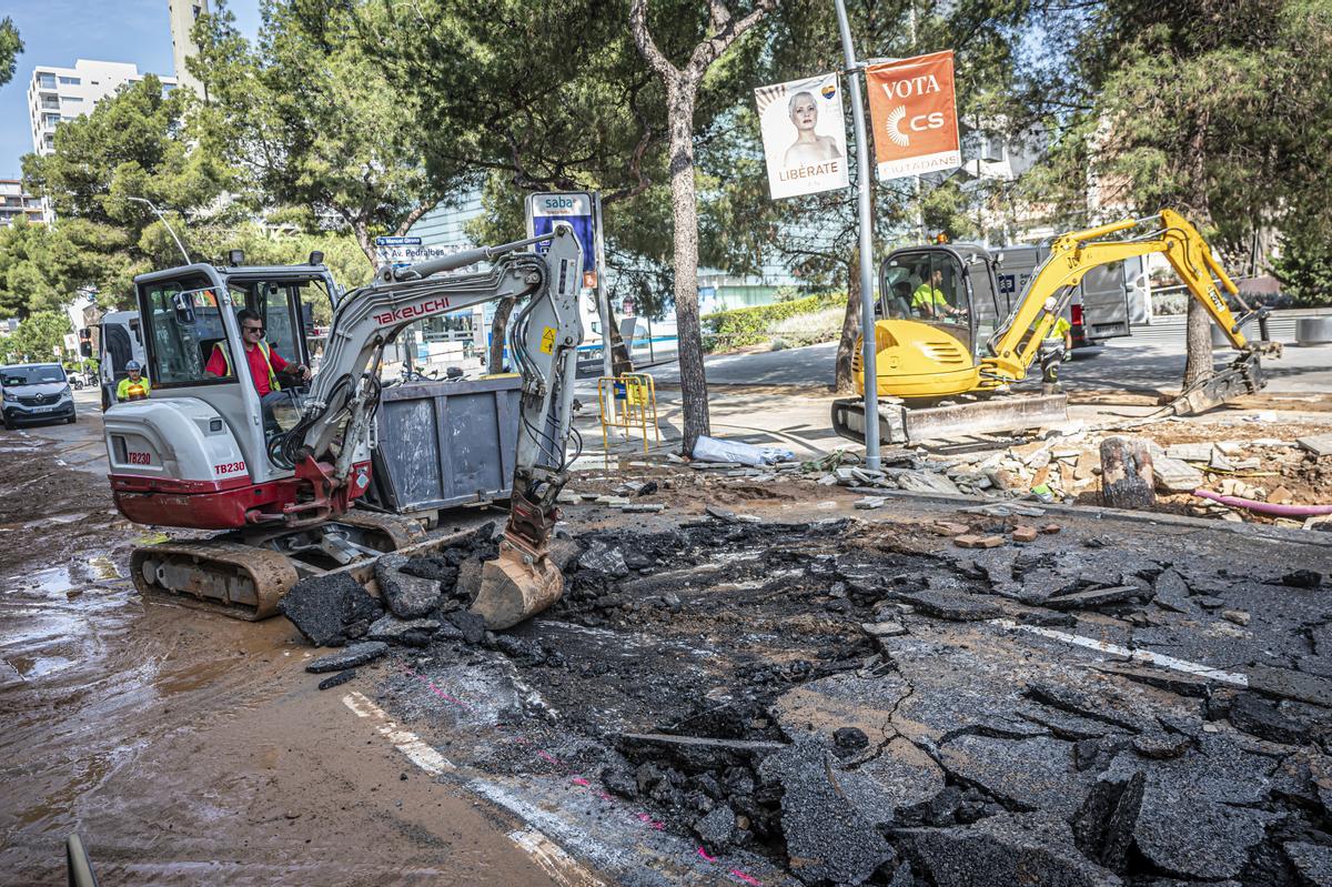 Escape de agua de grandes dimensiones en la avenida Pedralbes con el paseo Manuel Girona de Barcelona