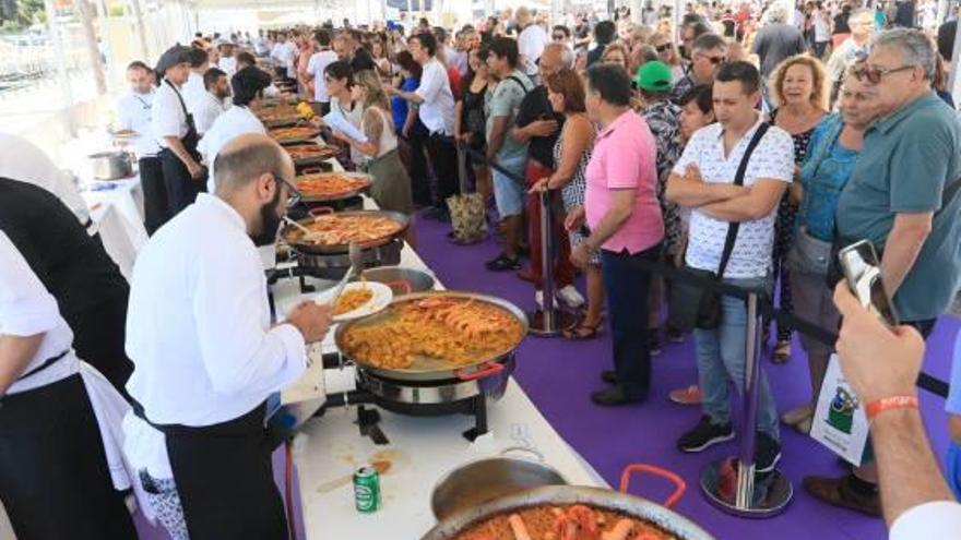 «Fideuà» nocturna contra el calor