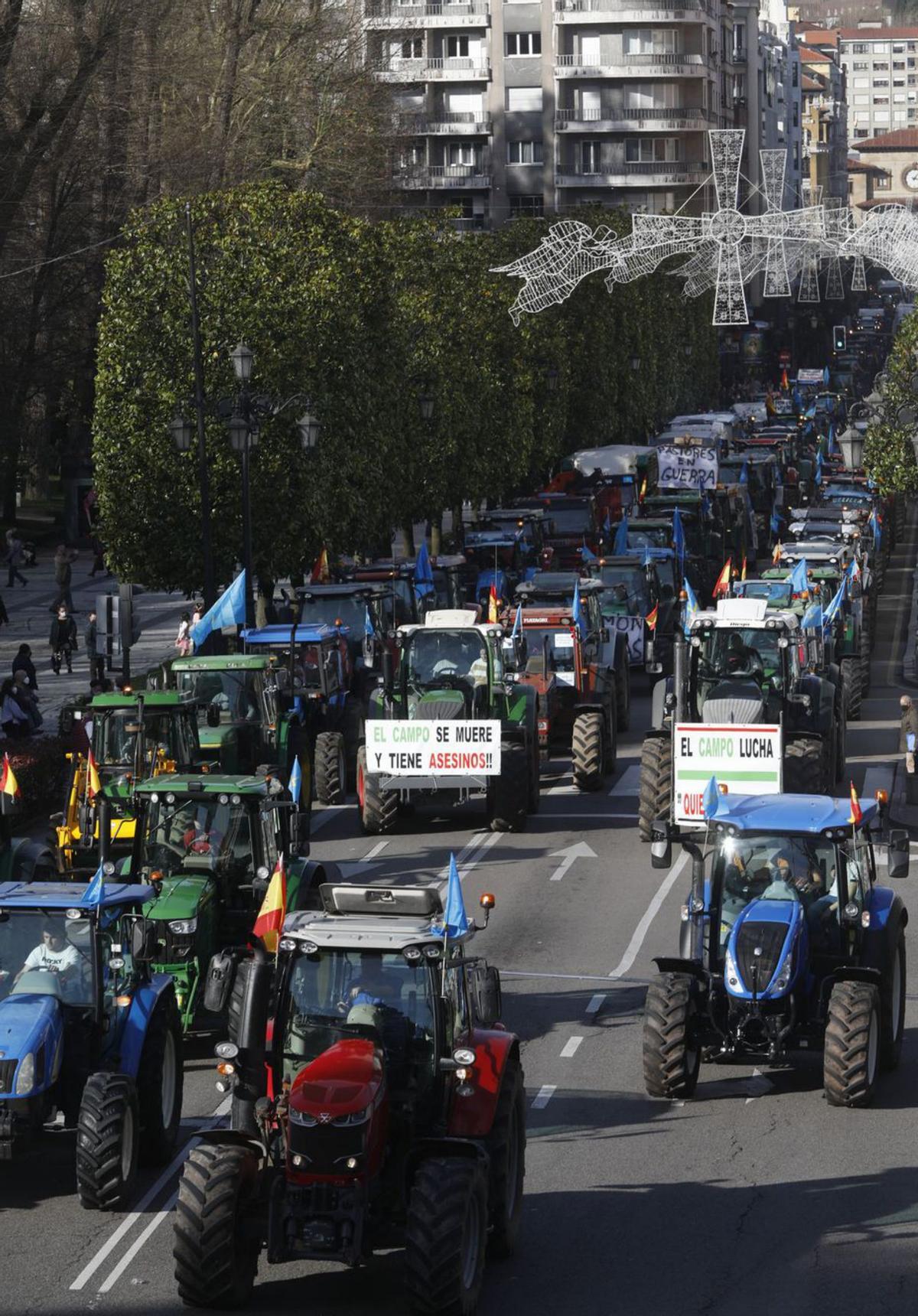 Tractorada de protesta del campo asturiano el pasado febrero, en la calle Uría, en Oviedo. | Luisma Murias