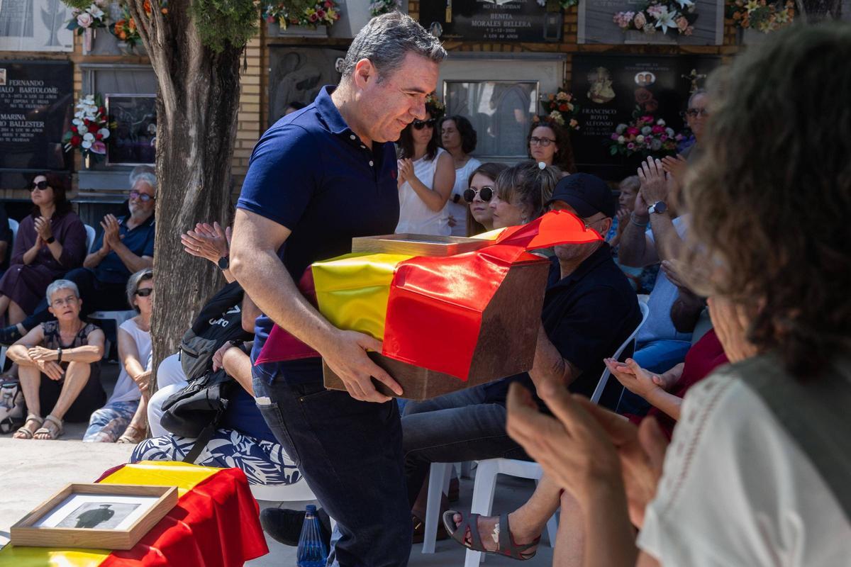Agricultores, ferroviarios y guardias de campo: quiénes eran los diez fusilados en Paterna que han vuelto a sus familias 86 años después