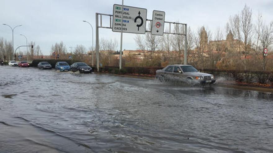 Varios coches circulan por la carretera afectada por el reventón en Salamanca