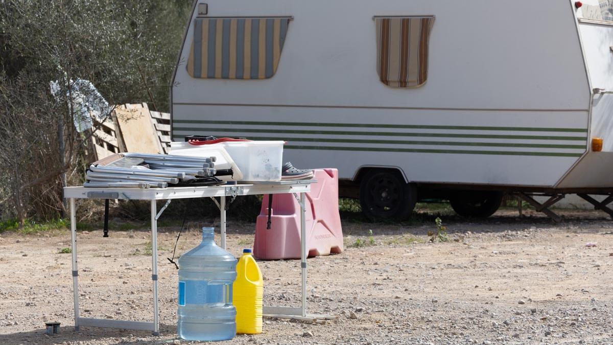 CARAVANAS EN IBIZA Aparcamiento que da a un acantilado muy