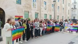 Protesta frente a las Corts por el día contra la LGTBIfobia