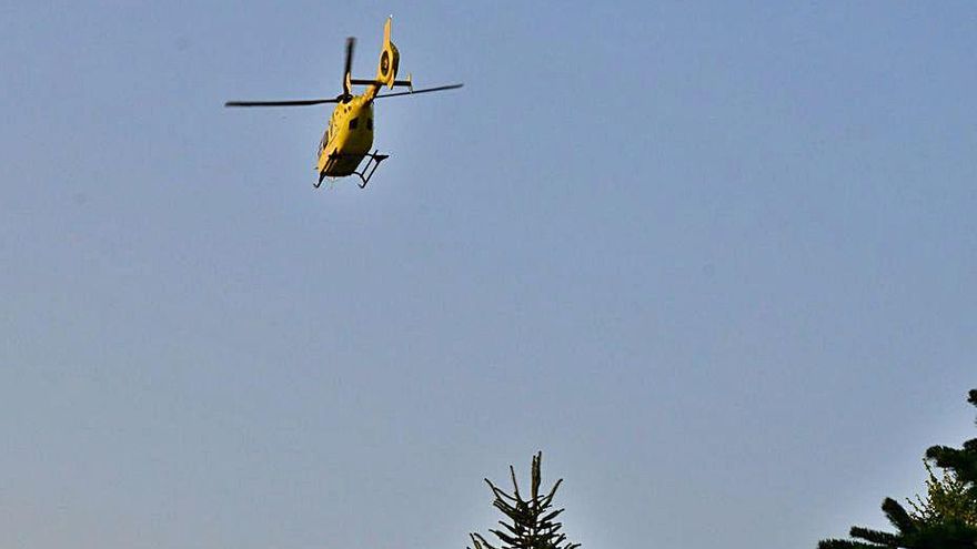 El helicóptero del 061 aterrizó en una finca próxima a la casa. |   // G.N.