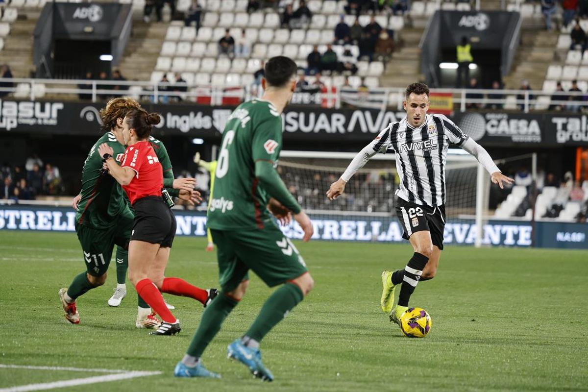 La derrota en casa del FC Cartagena frente al Eibar, en imágenes