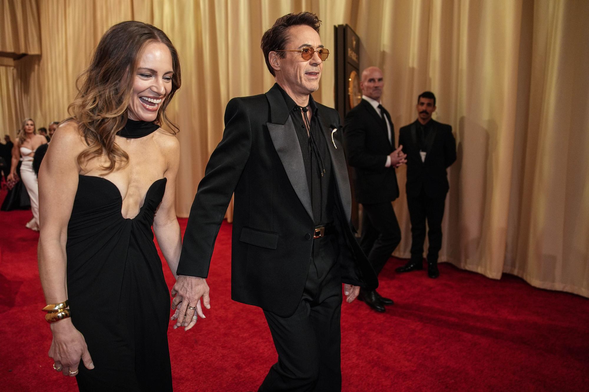 Susan Downey, left, and Robert Downey Jr. arrive at the Oscars on Sunday, March 10, 2024, at the Dolby Theatre in Los Angeles. (AP Photo/John Locher) Associated Press/LaPresse Only Italy and Spain / EDITORIAL USE ONLY/ONLY ITALY AND SPAIN