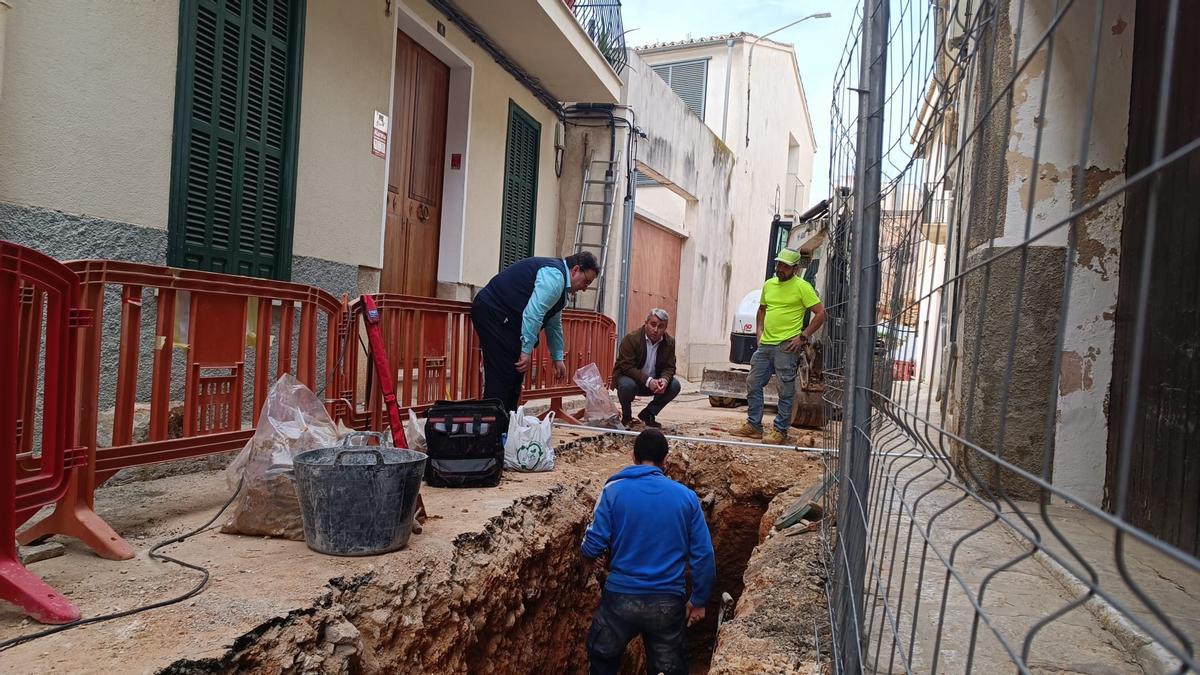 El alcalde y el regidor de Urbanismo han visitado este viernes el lugar donde se han producido los hallazgos.