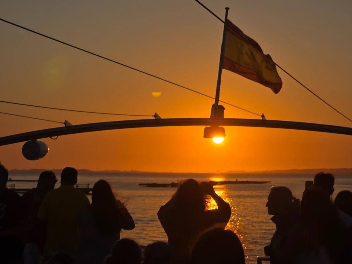 La actividad es intensa en la calles de O Grove, su puerto y sus barcos de pasaje.